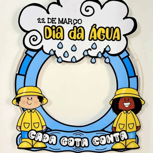 Decoração de Dia da Água com crianças e bambolê colorido.