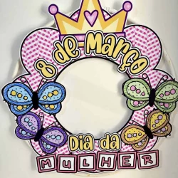 Guirlanda decorativa de Dia da Mulher com borboletas e coroas.