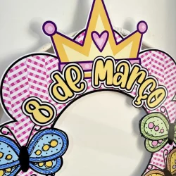 Decoração de bambolê com borboletas e coroas para o Dia da Mulher.
