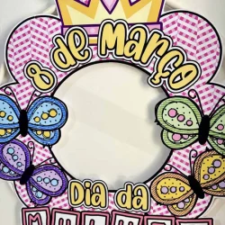 Guirlanda decorativa para o Dia da Mulher com borboletas coloridas e uma coroa.