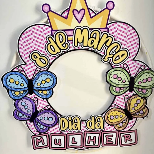 Guirlanda decorativa de Dia da Mulher com borboletas e coroas.