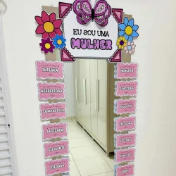Painel com afirmações positivas para o Dia da Mulher.