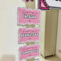 Cartaz com palavras positivas para o Dia da Mulher.