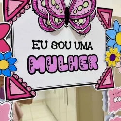 Cartaz com borboleta, flores e mensagem de empoderamento feminino.