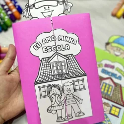 Atividade de colorir com desenho de escola e crianças para educação infantil.