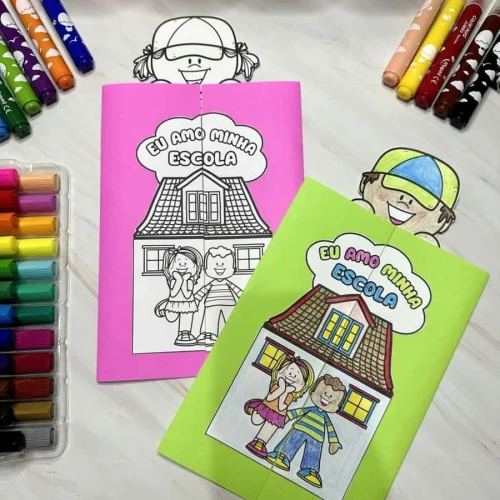 Desenhos de crianças e escola em papel colorido com giz de cera.