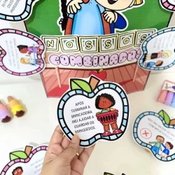 Luva gigante com personagem infantil e palavras de orientação.