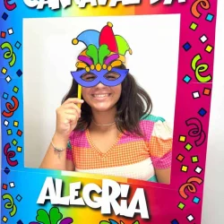 Moldura colorida de Carnaval com uma menina usando máscara e chapéu de festa.