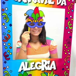 Moldura de Carnaval com tema de alegria e máscaras coloridas.