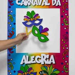 Moldura de Carnaval com máscaras e tema de alegria e diversão.