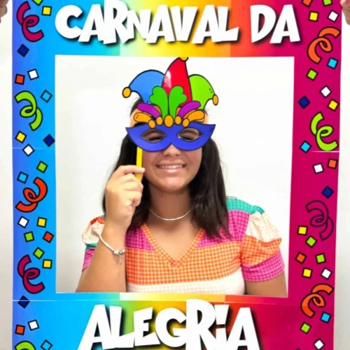 Moldura colorida de Carnaval com menina usando máscara.