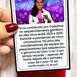 Cartaz interativo com mulher cientista e informações sobre zika vírus.