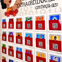 Cartaz interativo com QR codes de mulheres inspiradoras e suas histórias.