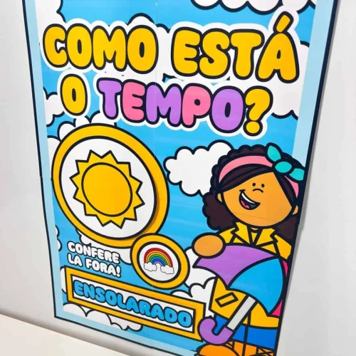 Cartaz infantil sobre o clima e o tempo com personagem sorridente.