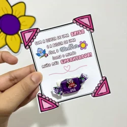 Cartão com mensagem de homenagem ao Dia da Mulher e chocolate de uva.