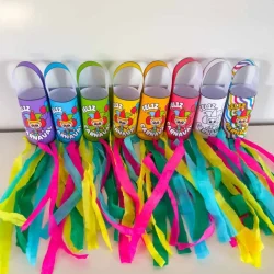Brinquedos de pipa de mão coloridos com fitas para Carnaval.