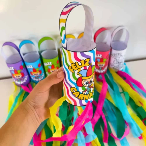Chupeta de mão decorada com tema de Carnaval e cores vibrantes.