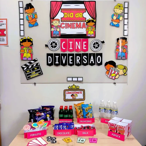 Decoração de dia de cinema com personagens infantis e pipoca.