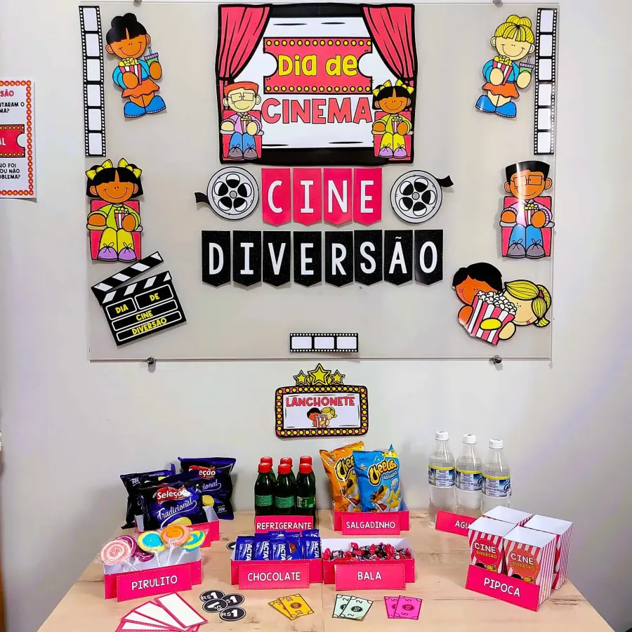 Decoração de dia de cinema com personagens infantis e pipoca.