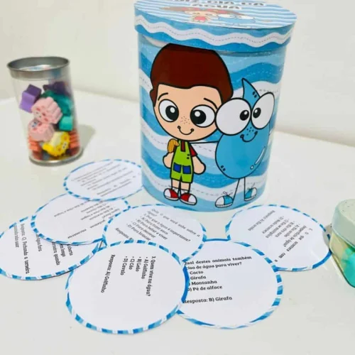 Brinquedo infantil com personagem e personagem de água, atividades educativas.