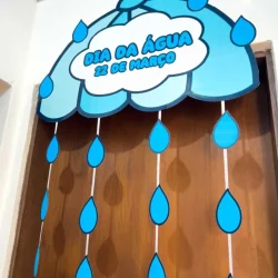 Decoração de nuvem com gotas de água para o Dia da Água.