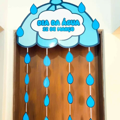 Decoração de chuva com gotas azuis para o Dia da Água.