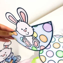 Decoração de Páscoa com coelhinho de papel e ovos coloridos.