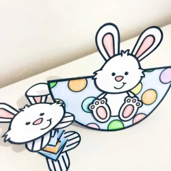 Decoração de Páscoa com coelhinhos de papel coloridos e divertidos.