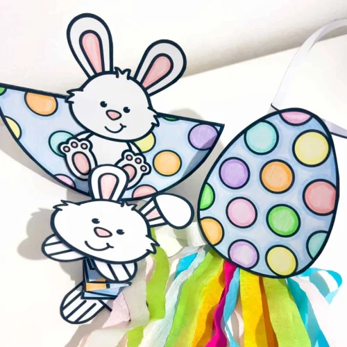 Decoração de Páscoa com coelhinhos de papel coloridos e ovos decorativos.