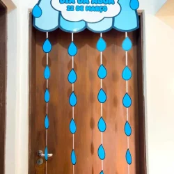 Decoração de porta com tema do Dia da Água e gotas azuis.