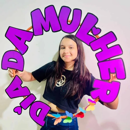 Mulher segurando bambolê com mensagem "DIA DA MULHER" em destaque.