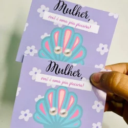 Lembrancinhas Dia da Mulher com conchas decorativas em papel lilás.