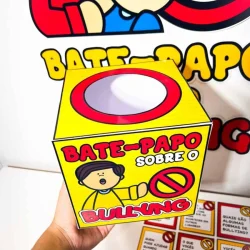 Brinquedo educativo para conscientizar sobre bullying escolar.