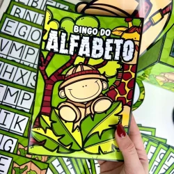 Jogo de bingo do alfabeto com tema de safari para crianças.