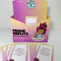 Caixa de reflexão com cartas sobre direitos das mulheres.