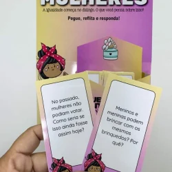 Caixa de reflexão sobre direitos das mulheres e igualdade de gênero.
