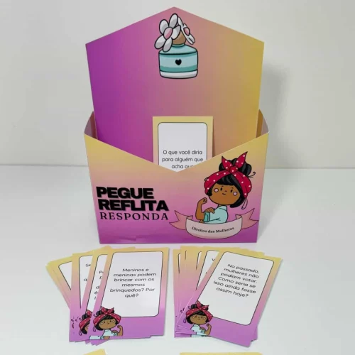 Caixa de reflexão com cartas sobre direitos das mulheres e empoderamento feminino.
