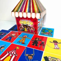 Brinquedo de circo com personagens coloridos e detalhes vibrantes.