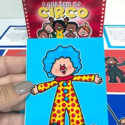Brinquedo de papel com palhaço colorido para atividades educativas.