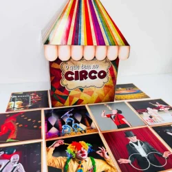 Caixa decorada com tema de circo e fotos de apresentações de palhaços e artistas.