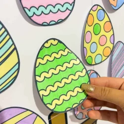 Ovos de Páscoa coloridos decorados com desenhos e padrões variados.