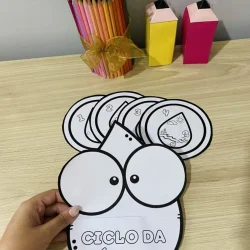 Atividade educativa sobre o ciclo da água com personagens divertidos.