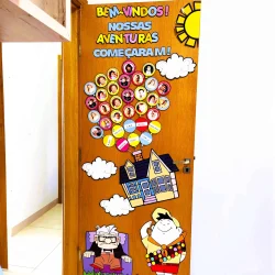 Decoração de porta com tema de boas-vindas e aventura escolar.