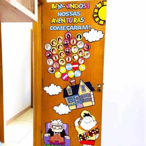 Decoração de porta com tema de boas-vindas e aventura escolar.
