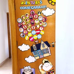 Decoração de porta com tema de aventuras e personagens divertidos.