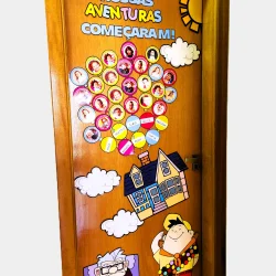 Decoração de porta com tema de aventuras e personagens infantis.