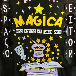 Decoração de espaço leitor com tema de magia e livros coloridos.