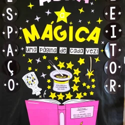 Decoração de espaço leitor com tema mágico e livros coloridos.