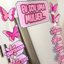 Cartaz com frase "Eu sou uma mulher" e palavras de empoderamento feminino.