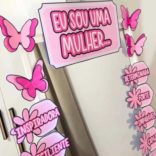Cartaz com frase "Eu sou uma mulher" e palavras de empoderamento feminino.